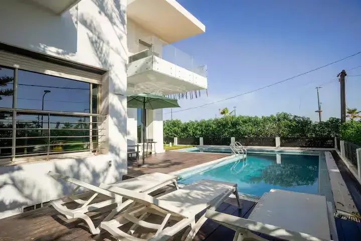 Entrée et garage d’une villa contemporaine