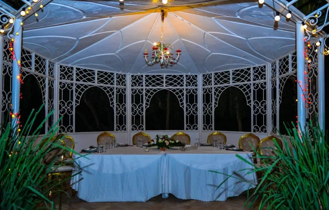 Pavillon extérieur illuminé pour un dîner de soirée, Quattrocento Palace, villa avec piscine à Marrakech