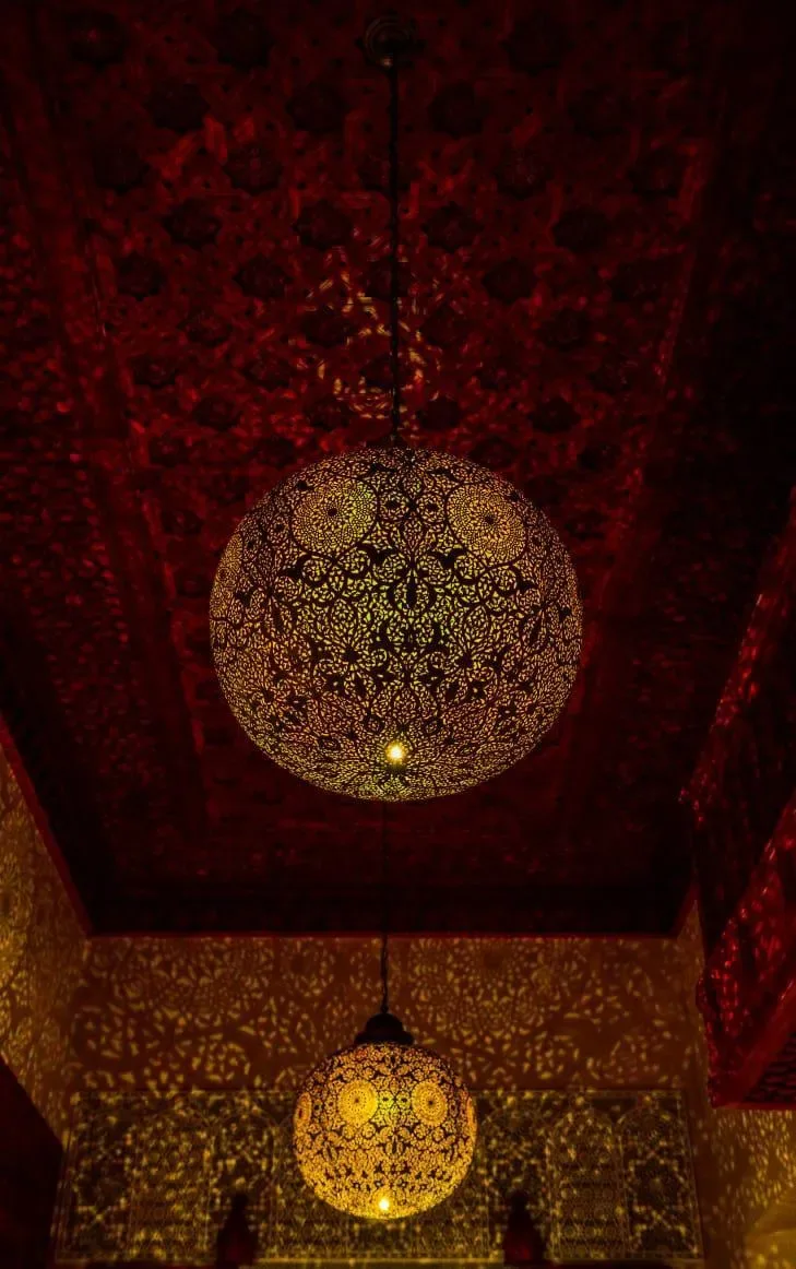 Suspensions marocaines en laiton ajouré, Quattrocento Palace, villa de luxe à Marrakech