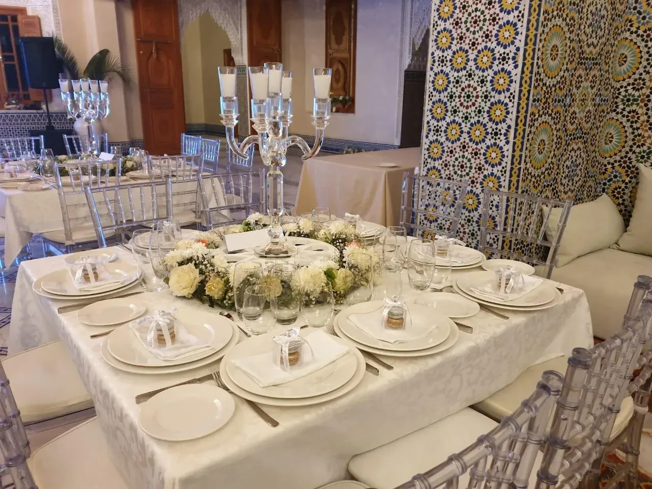 Table de réception raffinée avec bougies et fleurs blanches au Quattrocento Palace, villa de luxe à Marrakech