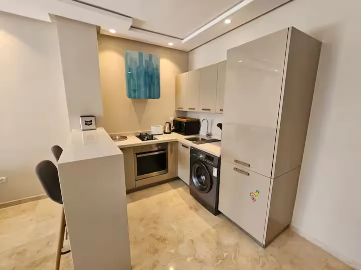 Fully equipped modern kitchenette and breakfast bar at Ciel Studio