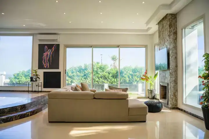 Grand salon contemporain avec cheminée et vue sur le jardin