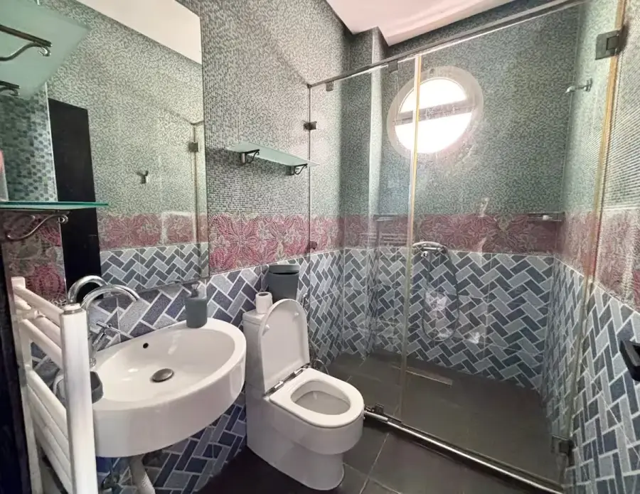 Salle de bain moderne avec douche dans une villa de luxe