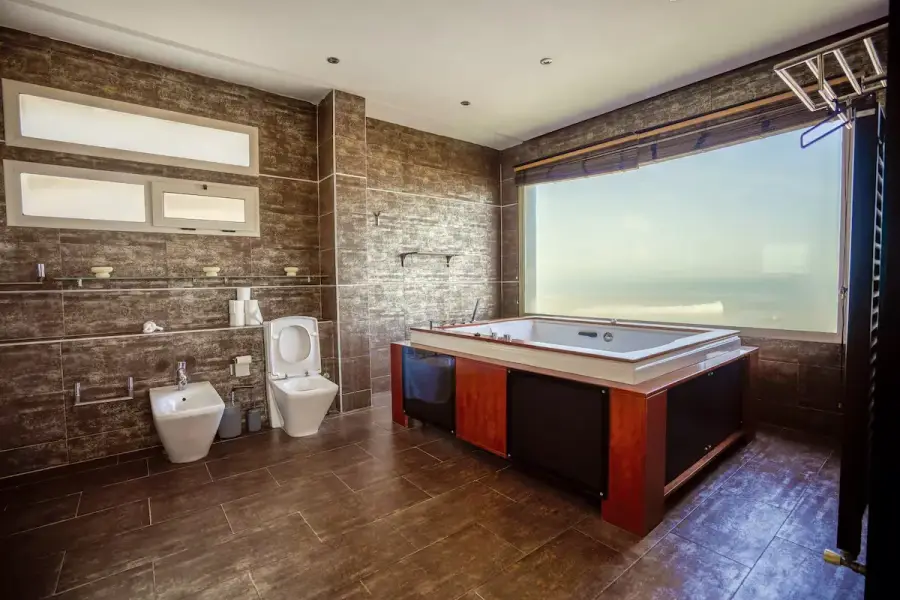 Salle de bain avec baignoire dans une villa de luxe