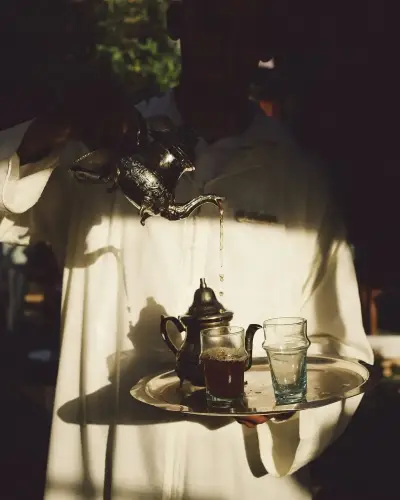 the-marocain-traditionnel-servi
