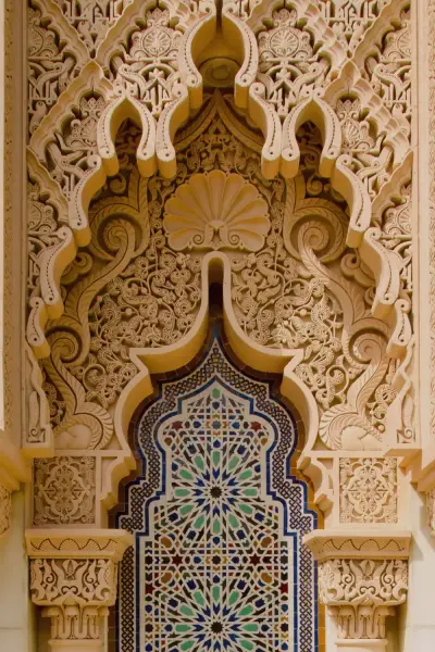 Mosaïque zellige et stuc marocain sculpté.