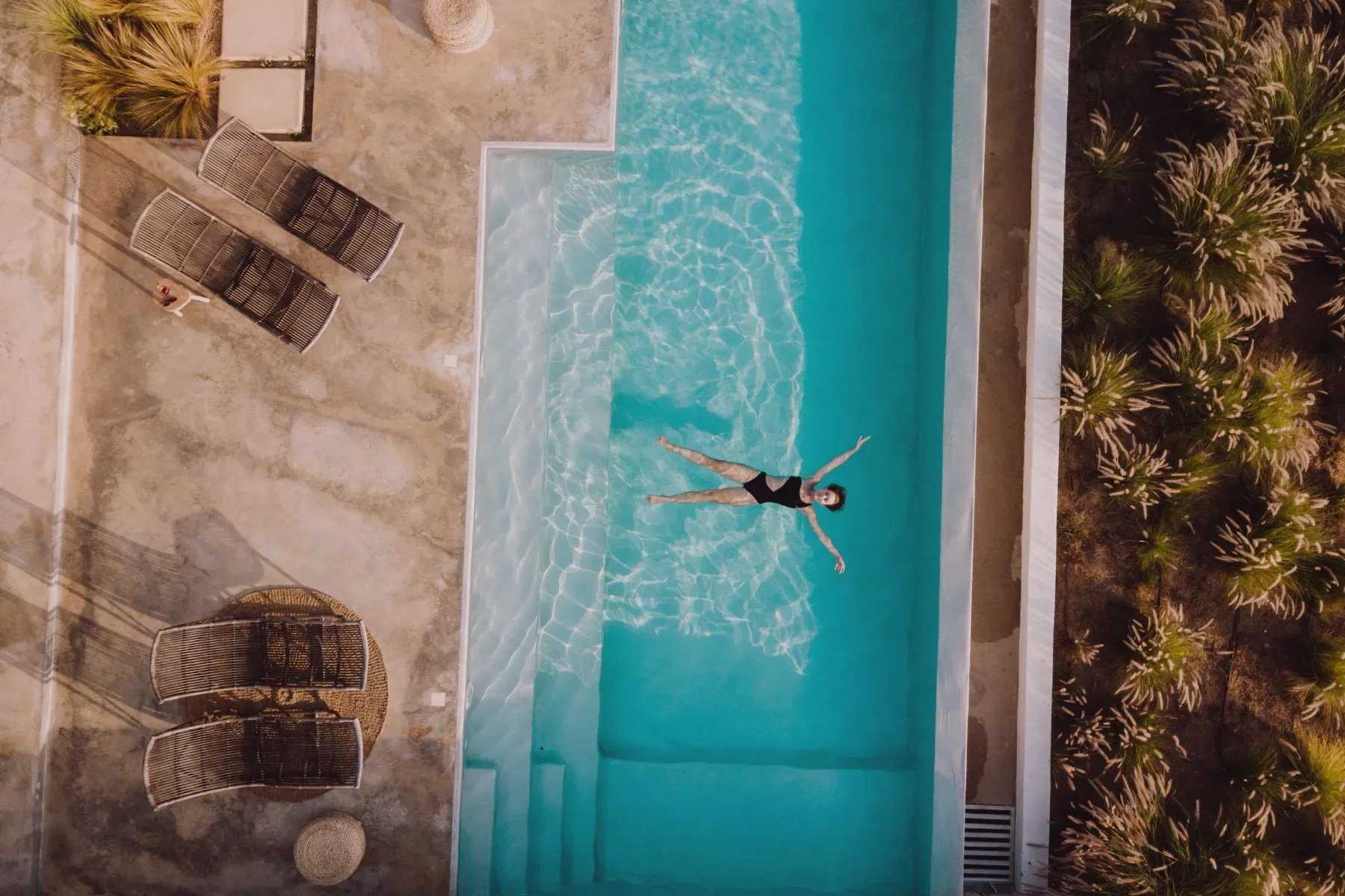 Moment de bien-être au bord d'une piscine privée pour un séjour de luxe
